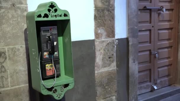 Alte Grüne Telefonzelle Der Stadt — Stockvideo