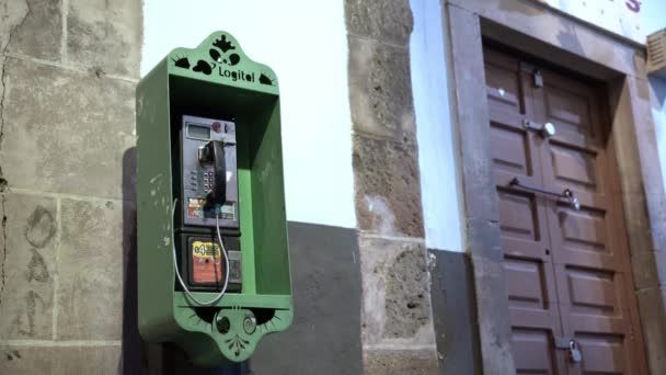 Alte Grüne Telefonzelle Der Innenstadt — Stockvideo