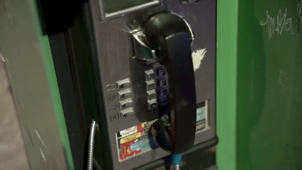 ダウンタウンの古い緑の公衆電話ボックス — ストック動画