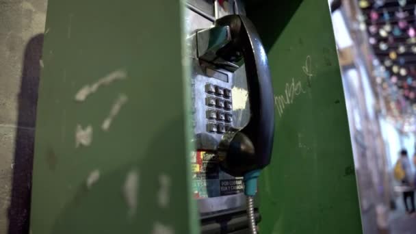 ダウンタウンにある古い技術の公衆電話ブース — ストック動画
