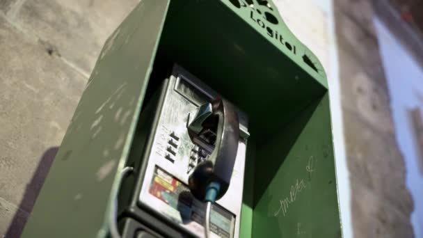 老旧肮脏的电话亭 — 图库视频影像