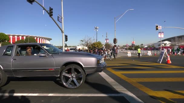 Low Rider Wartet Einer Kreuzung Los Angeles Usa Auf Grünes — Stockvideo
