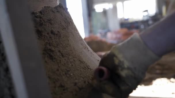 Ein Handwerker Glättet Sein Modell Vorsichtig Mit Einem Spachtel — Stockvideo