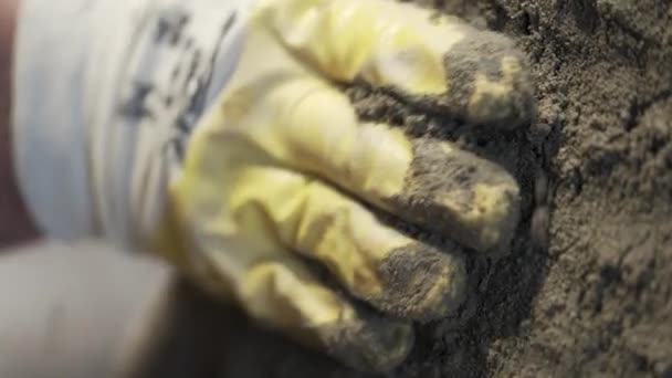 Trabalhador Forma Sino Falso Uma Mistura Areia Argamassa — Vídeo de Stock