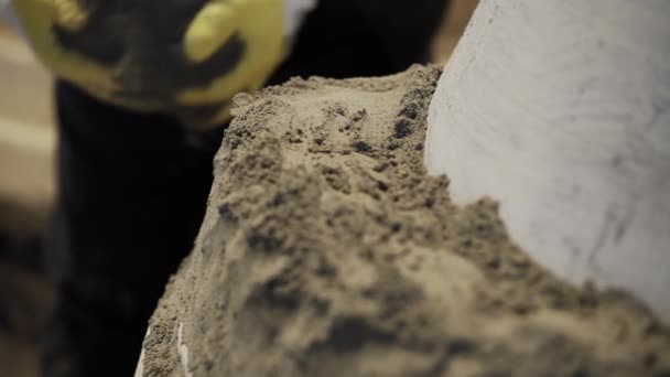 铸造车间制造假钟模子的不明工人 — 图库视频影像