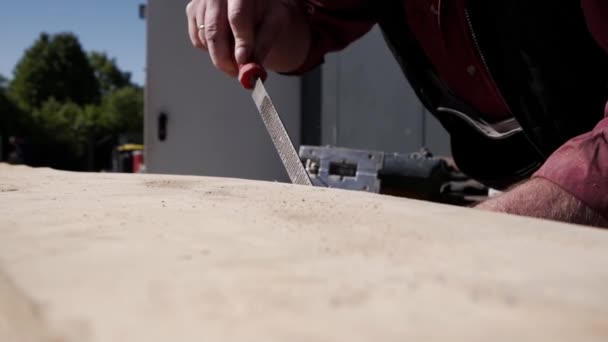 Unerkennbarer Mann Formt Holzstück Mit Holzfeile Zeitlupe — Stockvideo