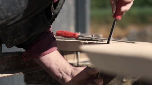 Mann Benutzt Holzfeile Glockengussschablone Großaufnahme Formen Slomo — Stockvideo
