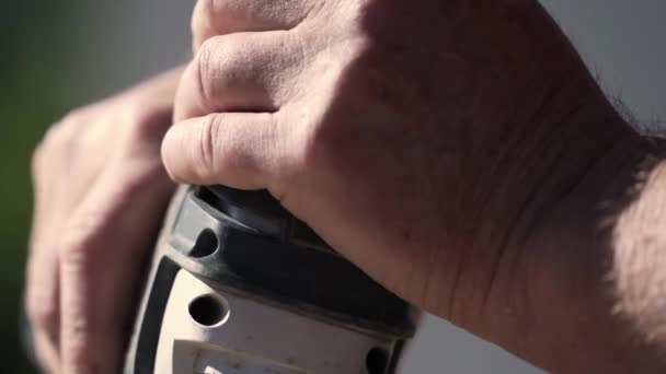 Zamknij Wibrujące Ręce Pomocą Jigsaw Outdoor Slow Motion — Wideo stockowe