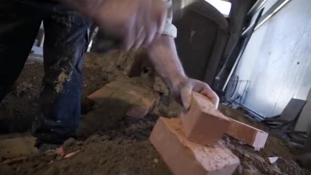 ベル鋳造工場でレンガを分割するためにピッカックスを使用する労働者 Hands — ストック動画