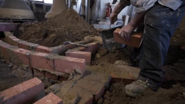 Ugjenkjennelig Foundry Worker Building Brick Canal Guide Molten Bronze Til – stockvideo
