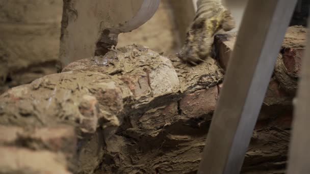 Close Hand Laying Brick Bell Casting Mold Foco Raso Estático — Vídeo de Stock