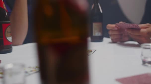 무리의 남자들 테이블 위에서 카드를 가지고 놀이를 모습을 가까이 추적하는 — 비디오
