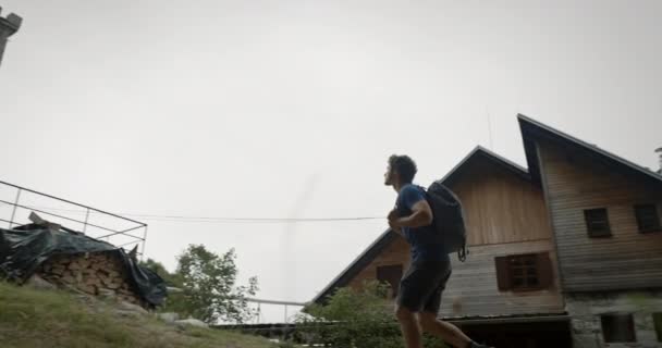 Schlechte Perspektive Eines Jungen Wanderers Der Der Monutain Hütte Vorbei — Stockvideo