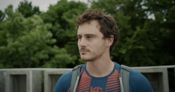 Mittendrin Ein Junger Wanderer Mit Rucksack Und Kurzen Braunen Haaren — Stockvideo
