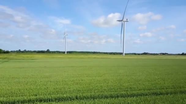 Две Недавно Установленные Современные Ветряные Мельницы Сельскохозяйственном Поле Фоне Голубого — стоковое видео