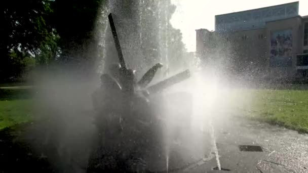 ユトレヒトの公共空間劇場広場にある装飾彫刻表現の彫像噴水の周りの回転運動 — ストック動画