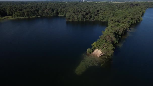 Luftaufnahme Der Holländischen Seenpark Landschaft Bei Sonnenaufgang Mit Langen Halbinsel — Stockvideo