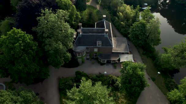 オランダのユトレヒトの街並みを背景に 早朝の日の出にアルパークのオーグの空中トップダウンビュー — ストック動画