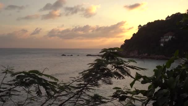 タイ湾のコ タオ島で日没の間に海を引きます タイムラプス — ストック動画