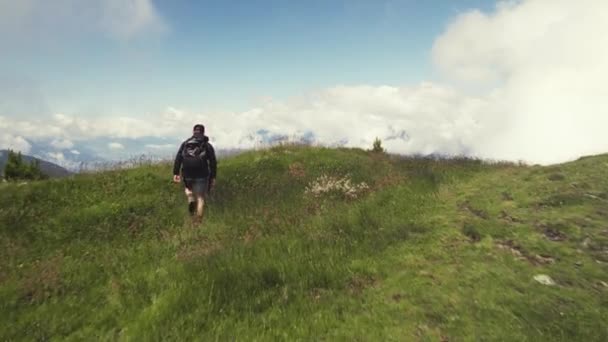 Воздушный Беспилотник Пролетает Над Покрытой Травой Вершиной Горы Молодым Человеком — стоковое видео