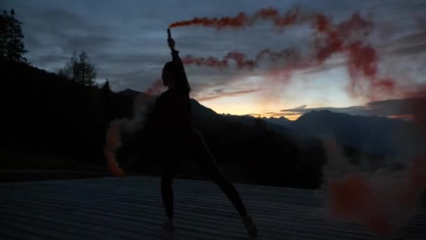 Повільний Рух Силует Молодої Жінки Танцює Плоскогір Сутінках Тримаючи Фіолетовий — стокове відео