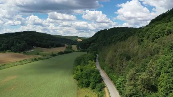 Luchtfoto Van Auto Rijden Het Platteland Weg Zonnige Dag — Stockvideo