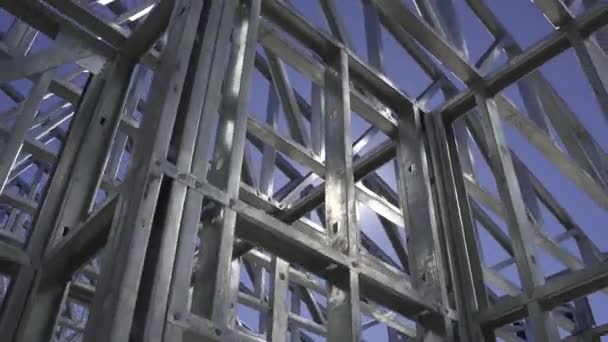 4K30 Närbild Strukturen Stål Ram Hus Uppbyggnad Med Blå Himmel — Stockvideo