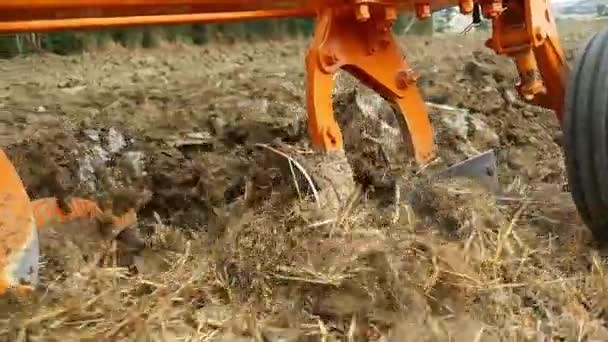 Närbild Plogblad Gräva Genom Nyskördad Jordbruksmark Slow Motion Skott — Stockvideo