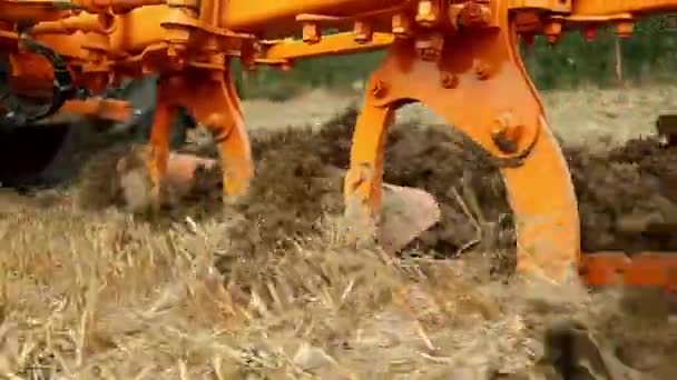 農村部の土地でドラッグする機械的な溝のツールの閉鎖イタリア — ストック動画