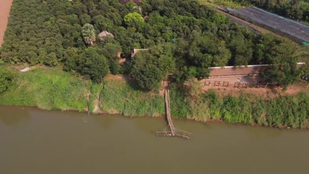 カンボジアのプノンペン近くのメコン川の小さな島の上の空中ドローン映像 ドローンは後方へ移動中 — ストック動画