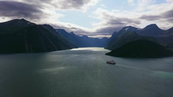 Widok Lotu Ptaka Statek Wycieczkowy Hurtigruten Fiordzie Geiranger Letni Dzień — Wideo stockowe
