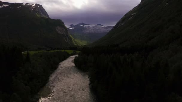 Вид Воздуха Реку Окруженную Крутыми Горами Дождливый День Центральной Норвегии — стоковое видео