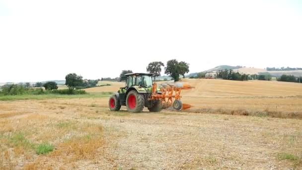 Nehéz Mezőgazdasági Járművek Gyorsan Mozognak Frissen Betakarított Búzamezőn — Stock videók