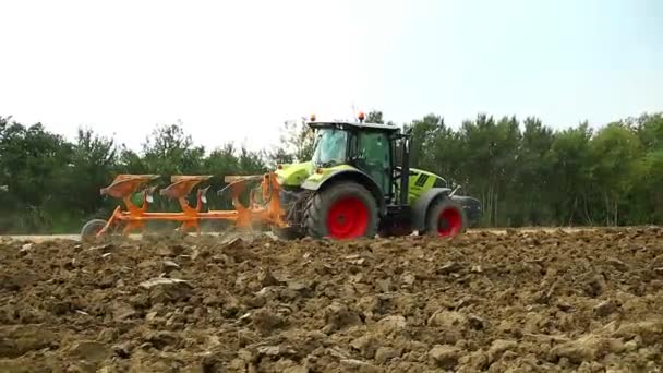 Einem Landwirtschaftlichen Traktor Folgend Der Das Land Pflügt Für Die — Stockvideo