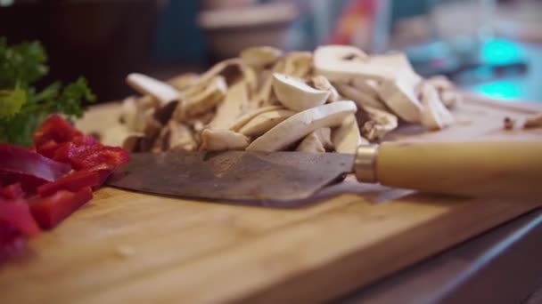 부엌에서는 재료들 준비되기를 기다리고 있으며 버섯에는 파슬리 후추를 곁들여 넣는다 — 비디오