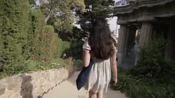 Teenagermädchen Spaziert Fröhlich Bei Sommersonne Durch Den Park Gell Stadtzentrum — Stockvideo