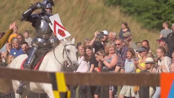 再現中世イベントでの勝利後の馬応援の騎士 スローモーション — ストック動画