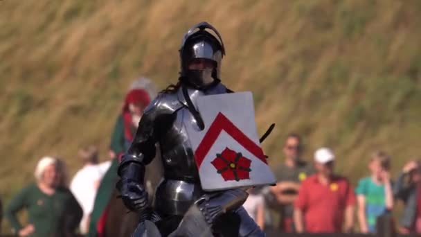 Cavaliere Cavallo Con Armatura Alla Rievocazione Evento Medievale — Video Stock