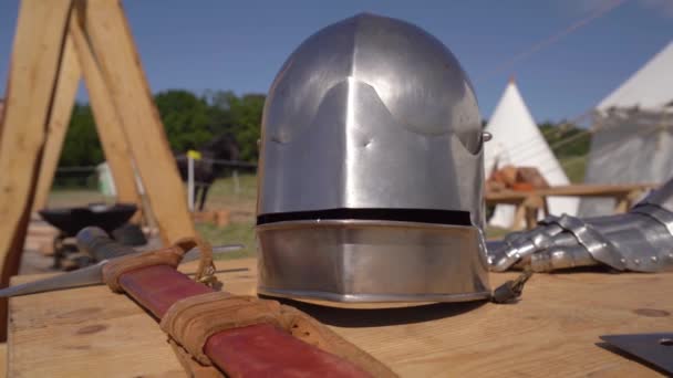 Ortaçağ Yeniden Canlandırma Festivali Sırasında Şövalye Zırhı Masada Silahlar — Stok video