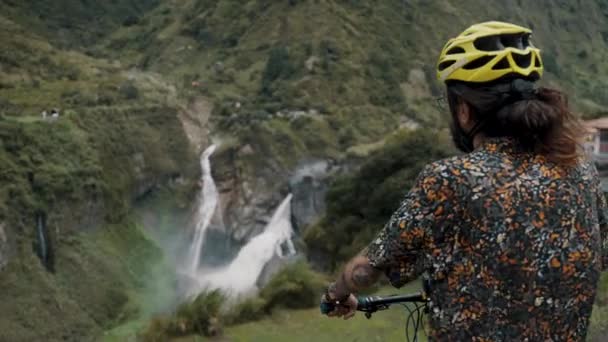 バオス エクアドルでのサイクリングルートツアー中に美しい滝を探しているバイカー — ストック動画