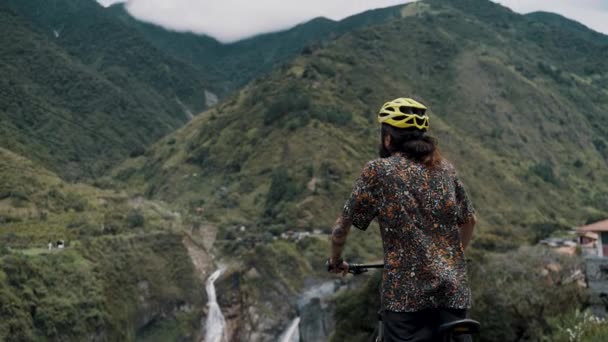 バオス エクアドルでのサイクリングルートツアー中に滝を見るバイカー — ストック動画