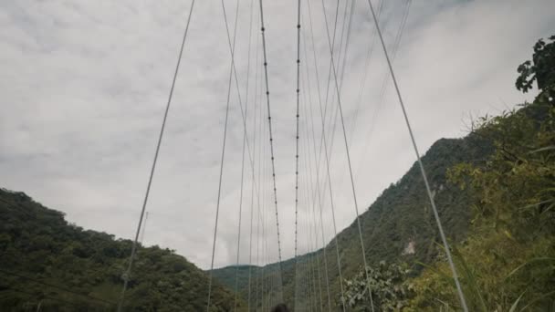 Homem Caminhando Sobre Uma Ponte Durante Passeio Cachoeiras Baos Equador — Vídeo de Stock
