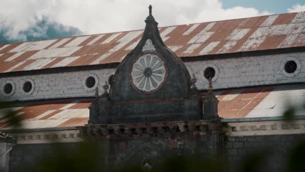 エクアドルのバオスにあるヌエストラ ソーラ ロサリオ アグア サンタ教会の近くにある — ストック動画