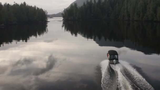 Łódź Motorowa Pływająca Szklistej Wodzie Wyspie Vancouver Kolumbia Brytyjska — Wideo stockowe