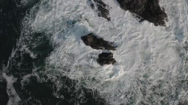 Drone Disparo Olas Golpeando Una Roca Océano Pacífico Frente Costa — Vídeo de stock