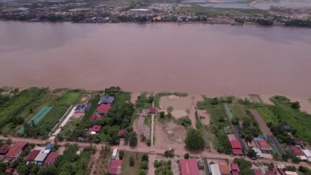 无人机飞越了柬埔寨首都金边市附近一个岛上的一个小村庄 一天结束后 录像显示湄公河沿岸的房屋 — 图库视频影像
