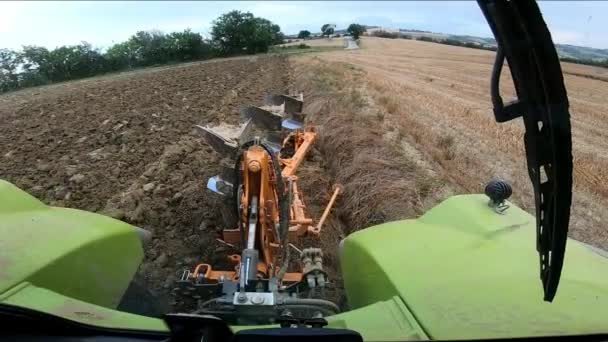 Pov Traktor Mit Furchenpflug Werkzeug Das Den Boden Für Die — Stockvideo