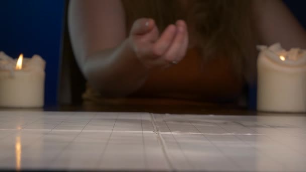 Mujer Rollos Naranja Veinte Lados Mueren Través Mesa Juego Con — Vídeo de stock