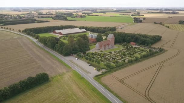 Aerial Shot Lutherian Middle Age Church Graveyard Garden Closter Данії — стокове відео