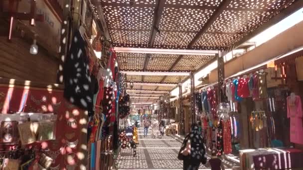 Madre Caminando Con Hijo Largo Las Tiendas Tradicionales Del Mercado — Vídeo de stock
